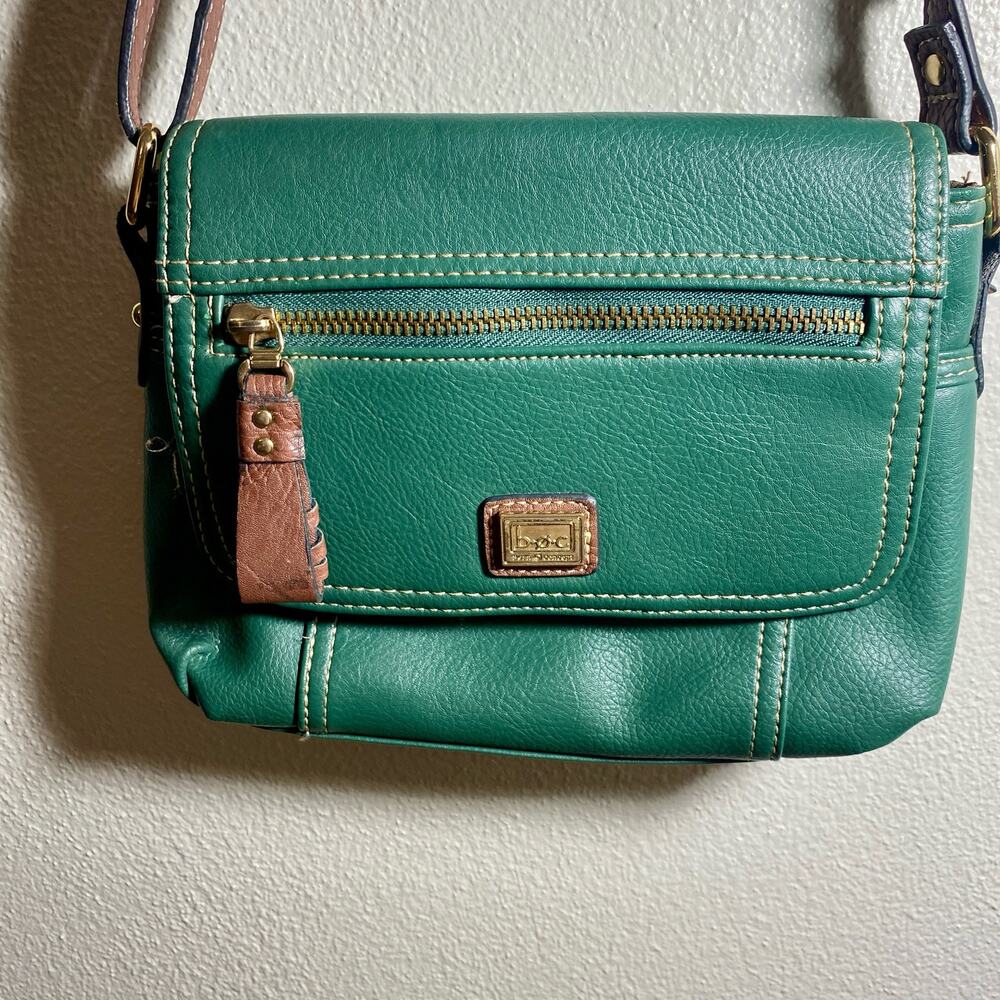 B.Ø.C Green Crossbody Bag with Brown Accents – Casual Everyday Handbag